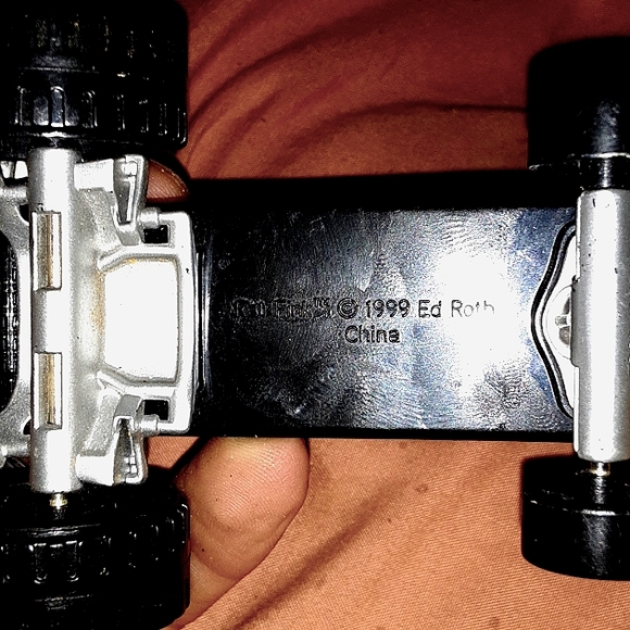 Rat Fink Figurine with  Motorized Skateboard - Picture 7 of 9